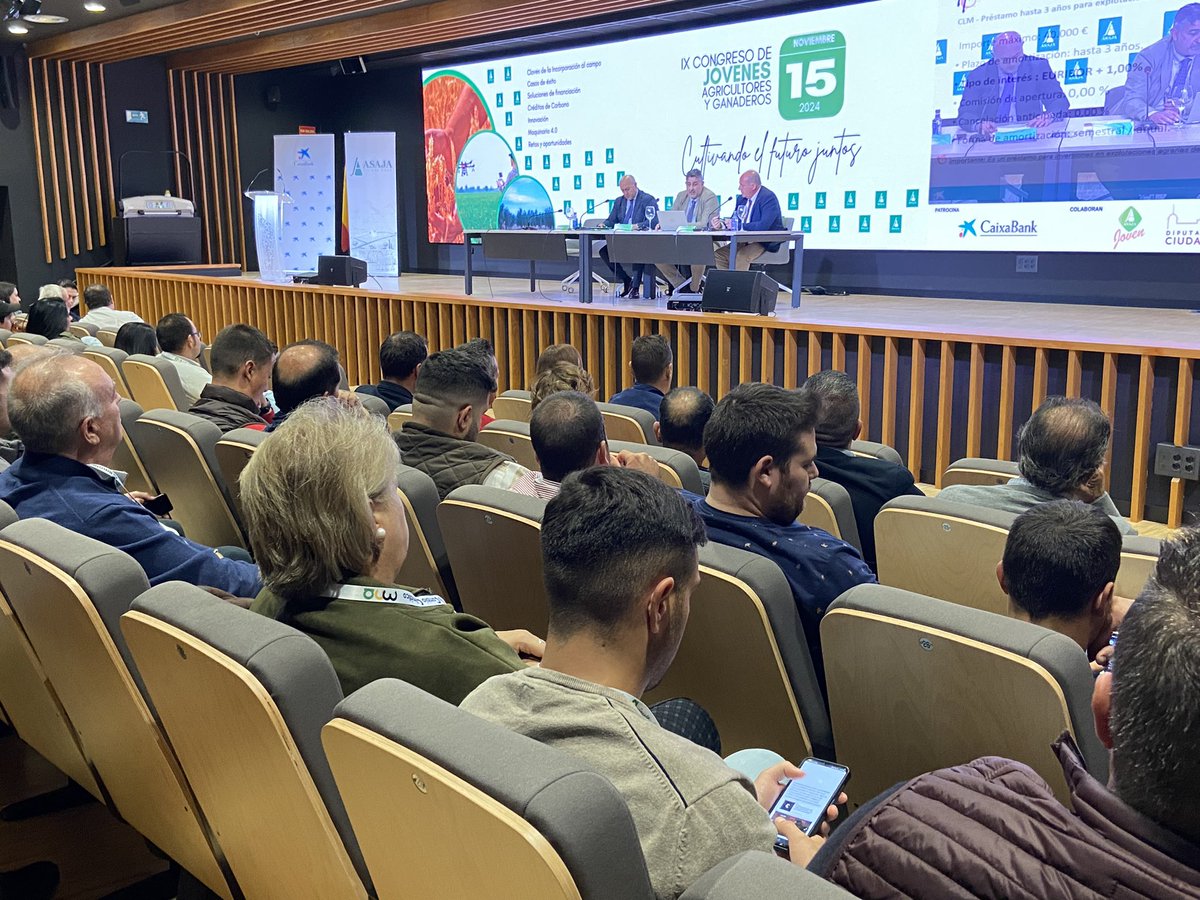 asajacr's tweet image. 👉Responsables de @AgroBank_CABK han planteado soluciones financieras y explicado el convenio firmado con #ASAJA, a los que pueden acogerse los emprendedores del campo👨🏻‍🌾👩🏼‍🌾, a través de #MicroBank, con el que pueden acceder a créditos sin aval 💶🔝