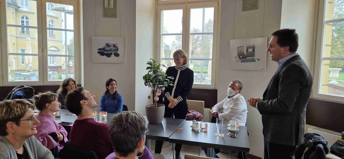 Nationales Institut für Wissenschaftkommunikation (@nawik) on Twitter photo Gestern haben wir den #Abschied unserer geschätzten Geschäftsführerin <a href="/BLugger/">Beatrice Lugger</a> gefeiert und ihr ein kleines Zitronenbäumchen überreicht – als Erinnerungen an das NaWik-Team. Danke für Deine inspirierende Leitung, Beatrice! Alles Gute für die Zukunft! 🍋🌱❤️ #NaWikTeam Gestern haben wir den #Abschied unserer geschätzten Geschäftsführerin <a href="/BLugger/">Beatrice Lugger</a> gefeiert und ihr ein kleines Zitronenbäumchen überreicht – als Erinnerungen an das NaWik-Team. Danke für Deine inspirierende Leitung, Beatrice! Alles Gute für die Zukunft! 🍋🌱❤️ #NaWikTeam