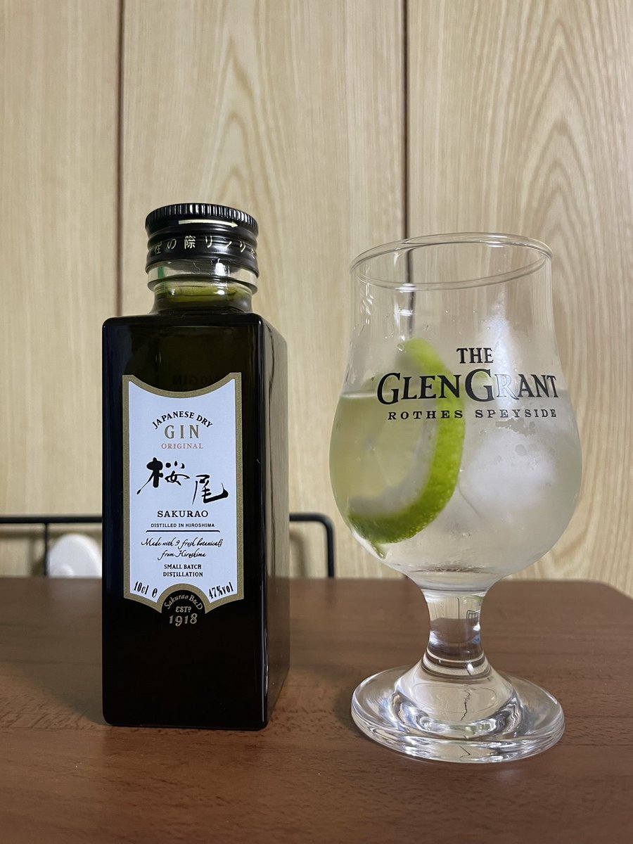 戸河内ウイスキーで有名な桜尾さんのジンでジンライム🍋‍🟩
カクテルって全然飲まなかったけど最近ちょっとジンって美味しいやん…って思うようになってきました
#ジン　#GIN