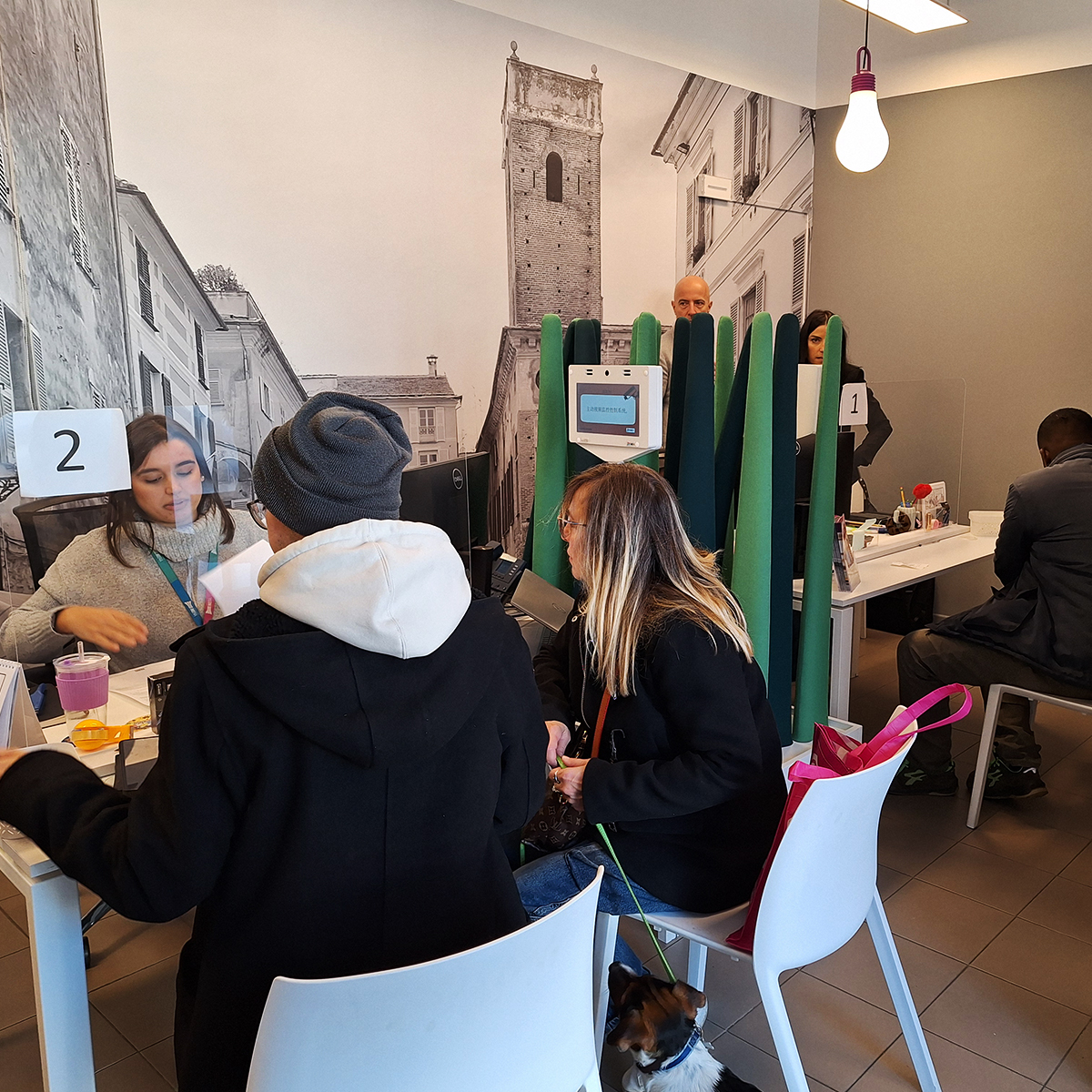 GruppoHera's tweet photo. 🎉 Lo sportello clienti di Albenga (SV) è pronto ad accogliere il pubblico con Blue Meta, marchio del #GruppoHera. L’inaugurazione si è svolta ieri con la partecipazione del Sindaco Riccardo Tomatis e di Filippo Boraso, Responsabile Customer Operations #EstEnergy, società controllata della multiutility 👇