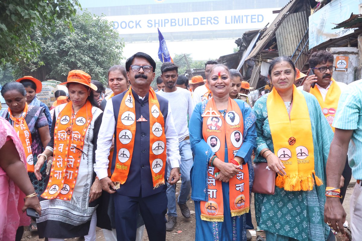 YaminiYJadhav's tweet photo. भायखळा विधानसभा मतदारसंघातील महायुती उमेदवार म्हणून आज प्रभाग क्रमांक २०९  मध्ये अत्यंत उत्साहात प्रचार फेरी काढली कसारा बंदर, जयभीम नगर, दर्गा गल्���ी, प्रेस बिल्डींग, मॅगझिन स्ट्रीट, क्वे स्ट्रीट, उडपी हॉटेल, रेती बंदर, लकडा बंदर, गुरुकृपा पोटीया काटा, शिवडी पोलीस वसाहत, न्यू टॅंक बंदर, टॅंक बंदर, ब्रिक बंदर, बोट हार्ड रोड, कौला बंदर झोपडपट्टी परिसर या भागात झालेल्या या फेरीला उदंड प्रतिसाद मिळाला महायुतीने गेल्या अडीच वर्षात केलेल्या विकासकामांची माहिती फेरी दरम्यान नागरिकांना ��िली. तसेच महायुतीला विजयी करण्याचे आवाहन स्थानिकांना केले. शिव फेरीवाला विक्रेता सेनेचे अध्यक्ष बाळासाहेब पवार या फेरीला उपस्थित होते. महायुतीचे पदाधिकारी आणि कार्यकर्ते या फेरीत मोठ्या संख्येने सहभागी झाले होते.

#EknathShinde #MaharashtraElection #bycullaamdar #bycullamla #yaminijadhav #यामिनीयशवंतजाधव #Shivsena #MahayutiCandidate 
#MaharashtraElection2024 
#VidhansabhaElections2024

@Shivsenaofc
@mieknathshinde
@DrSEShinde
@iYashwantJadhav