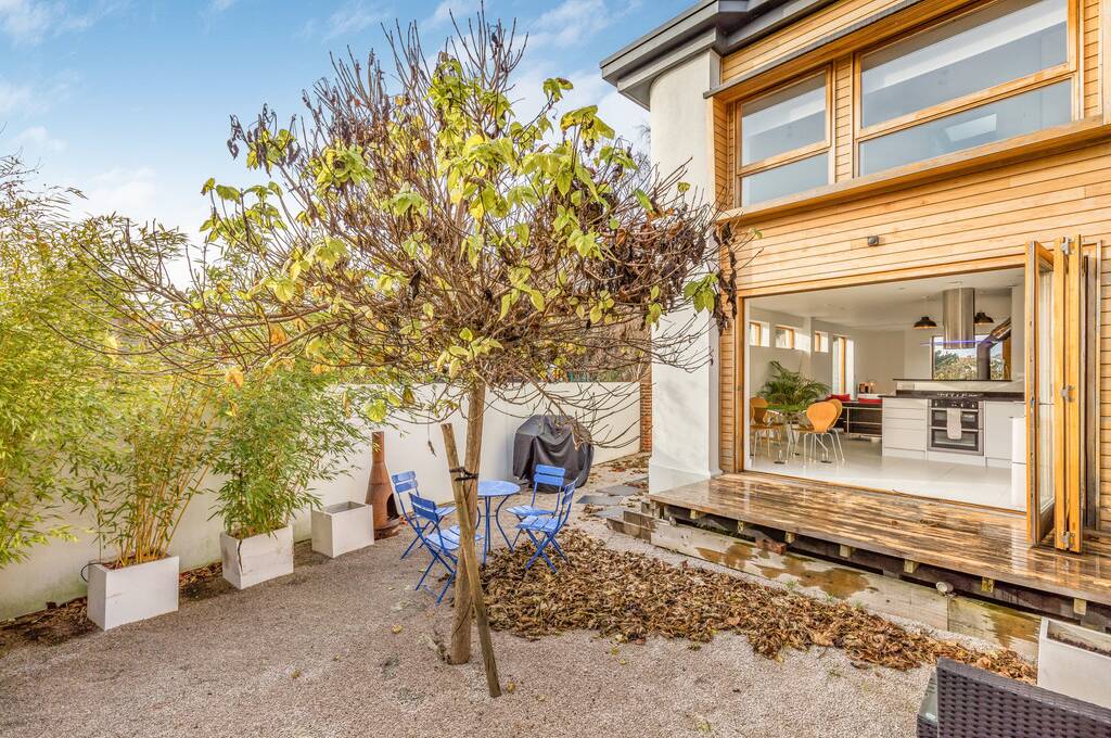 Now #onthemarket, one of a pair of architecturally designed 2-bedroom #properties, located in an exceptional #Chichester city centre location overlooking open playing fields in a private no-through road. ⭐️ #propertyforsale #ukproperty #todanstee todanstee.com/cgi-bin/proper…