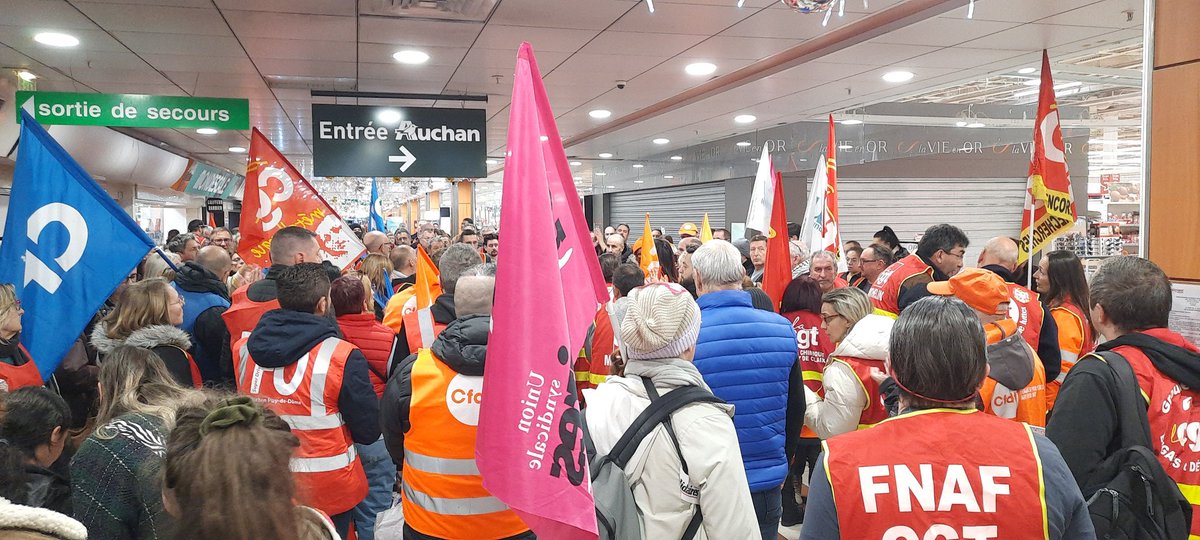 AndreChassaigne's tweet photo. Mobilisés ce matin avec les militants et élus communistes @PCF_63 aux côtés des salariés d'#Auchan Clermont-Ferrand contre l'ignoble plan de licenciement et de suppression de magasins . 
@AndreChassaigne @JuBrugerolles @VEYSSIERERemi @pierreMiquel15 @gallais_magali https://t.co/CwILiMxoHz