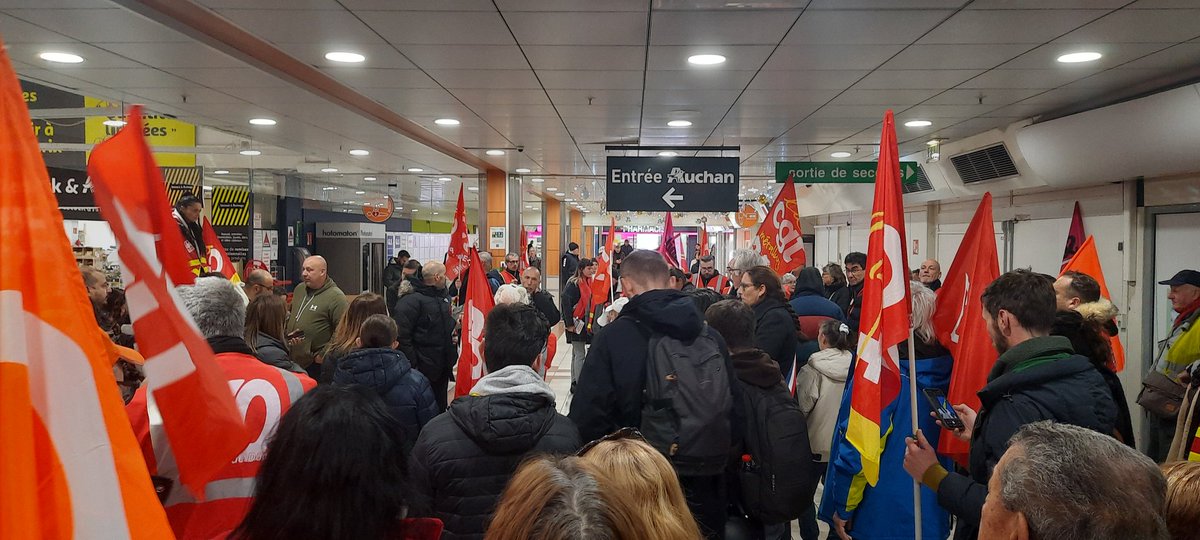 André Chassaigne (@andrechassaigne) on Twitter photo Mobilisés ce matin avec les militants et élus communistes <a href="/PCF_63/">PCF Puy-de-Dôme</a> aux côtés des salariés d'#Auchan Clermont-Ferrand contre l'ignoble plan de licenciement et de suppression de magasins .
<a href="/AndreChassaigne/">André Chassaigne</a> <a href="/JuBrugerolles/">Julien Brugerolles</a> <a href="/VEYSSIERERemi/">Rémi Veyssière</a> <a href="/pierreMiquel15/">Pierre Miquel</a> <a href="/gallais_magali/">Magali Gallais</a> Mobilisés ce matin avec les militants et élus communistes <a href="/PCF_63/">PCF Puy-de-Dôme</a> aux côtés des salariés d'#Auchan Clermont-Ferrand contre l'ignoble plan de licenciement et de suppression de magasins .
<a href="/AndreChassaigne/">André Chassaigne</a> <a href="/JuBrugerolles/">Julien Brugerolles</a> <a href="/VEYSSIERERemi/">Rémi Veyssière</a> <a href="/pierreMiquel15/">Pierre Miquel</a> <a href="/gallais_magali/">Magali Gallais</a>