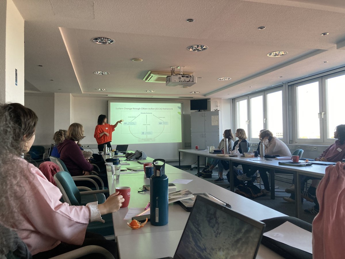IsabellePsych's tweet photo. Im Oktober fand endlich die Umweltpsychologie Doktorand:innentagung in Dresden statt! Vielen Dank für die tollen Beiträge und den regen Austausch zu umweltpsychologischen Themen und zum Promovieren.  Danke an alle Teilnehmenden! Ihr habt die DoTa wirklich einzigartig gemacht 🤗🌍 https://t.co/H4VC45dYvy