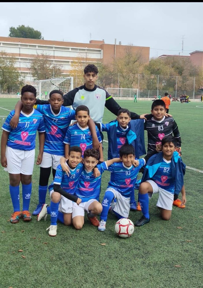 Os adjuntamos algunas fotos de la jornada pasada y los partidos y horarios de este fin de semana, aprovechamos nuevamente para animar a la familia Calero, por los duros momentos que están pasando
Anima al equipo de tu barrio, pero respeta al contrario, árbitro y publico.