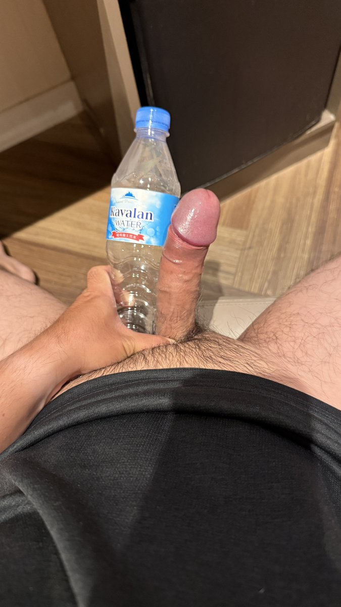 Fox20186666's tweet photo. 同事問說幾公分多大，我說之後都只有一個大概想法，只好順手拿飯店提供的水當比例尺這樣他們就有參照物了，每個人都拿水起來比劃😂 https://t.co/SEXwV9bUSF
