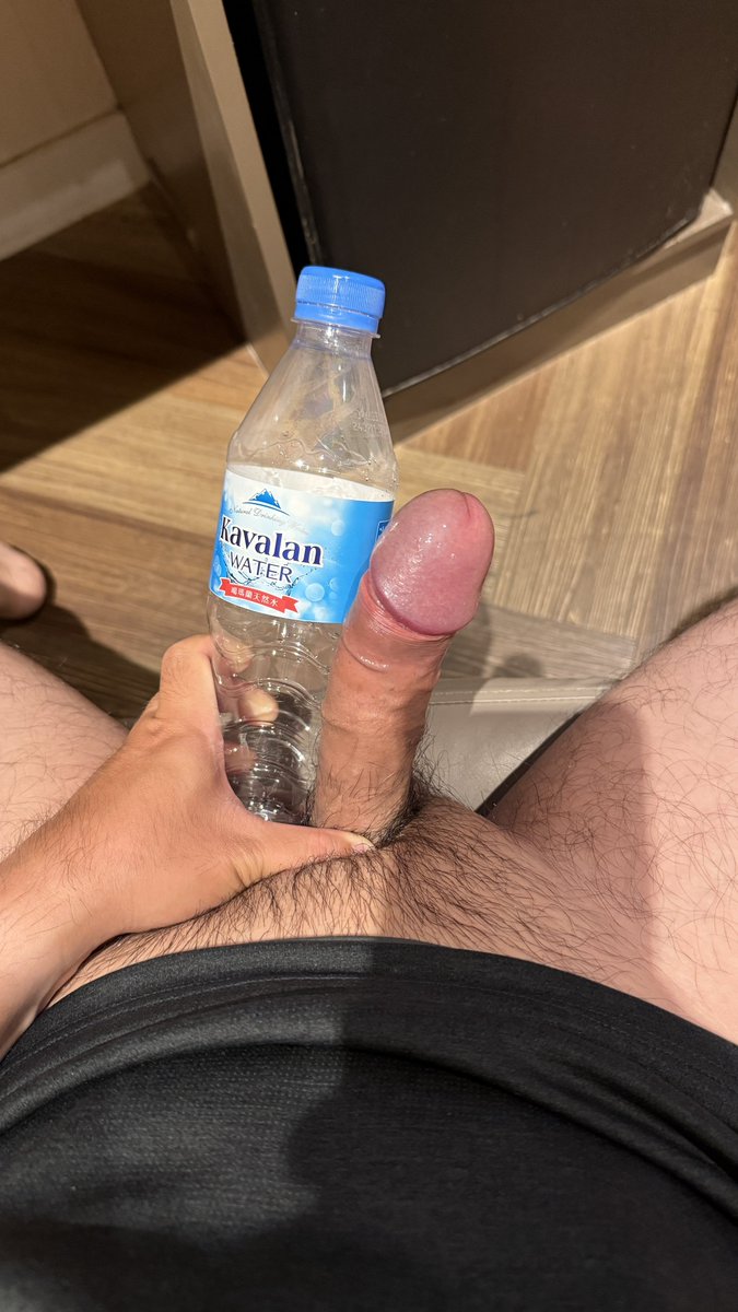 Fox20186666's tweet photo. 同事問說幾公分多大，我說之後都只有一個大概想法，只好順手拿飯店提供的水當比例尺這樣他們就有參照物了，每個人都拿水起來比劃😂 https://t.co/SEXwV9bUSF
