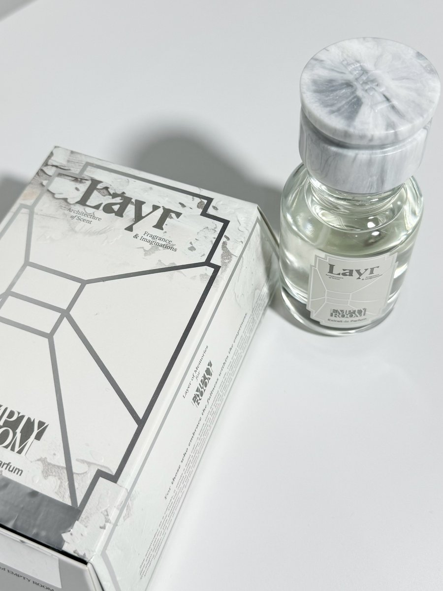 Bayangin lagi di ruang kosong, terus ada tumpukan kertas lama yang agak tebal, menyatu dengan wangi ruangan yang woody yang smokey, tapi at the same time ada wangi greenish nya juga!

Yass itu definisi yang aku rasain ketika sniff parfum barunya LAYR yang Empty Room ini🪩📰🩶