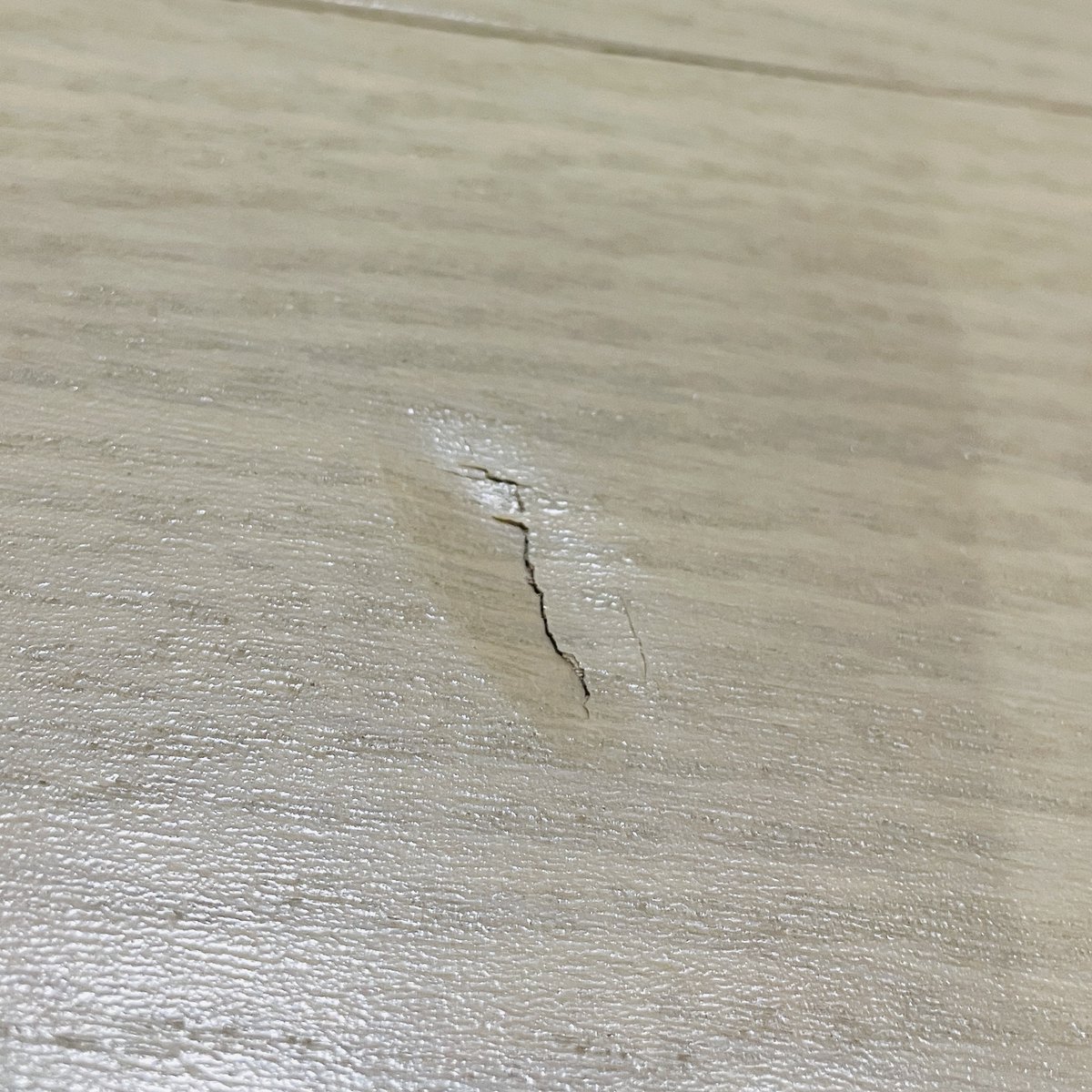 JOYFULLab's tweet photo. 気になる床の傷…でもリペア後は「どこでしたっけ？」と言われるほど、日常生活では気にならないレベルに仕上げます。
リペアしたことなど忘れて、また家を大切にする気持ちを思い出してほしい。 
そして、また傷ついた時は、私たちを思い出して頂けたらうれしいです♫

#リペア
#補修
#リペア職人 https://t.co/MfTBaAy1uz