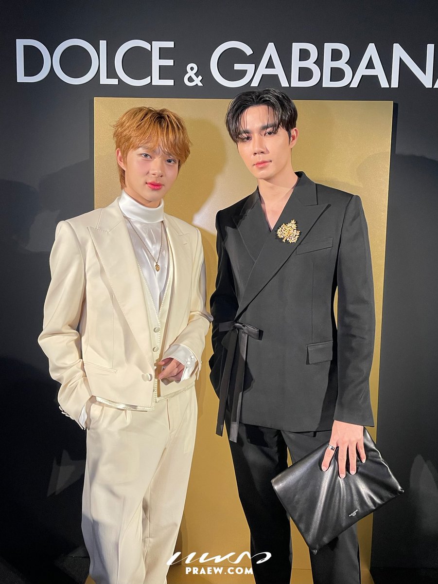 Praewdaily's tweet photo. ลงตัวสุดๆ🖤✨  ‘ซี พฤกษ์ - นุนิว ชวรินทร์‘ ปรากฏตัวใน ณ งาน DOLCE &amp; GABBANA EXCLUSIVE GALA DINNER 

#ZNNDinnerWithDG #DolceGabbana #PRAEWMAG https://t.co/nKP5j2Sdiy