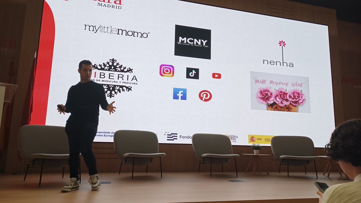 mimimioneee's tweet photo. "El contenido es el rey" nos ha repetido @JavierdeDiego_ incesantemente, Alex nos ha explicado los fallos de estrategia de algunas marcas que tienen mucho público pero descuidan su #contenido. 
#CMClase101 https://t.co/fTDk2cg9UK