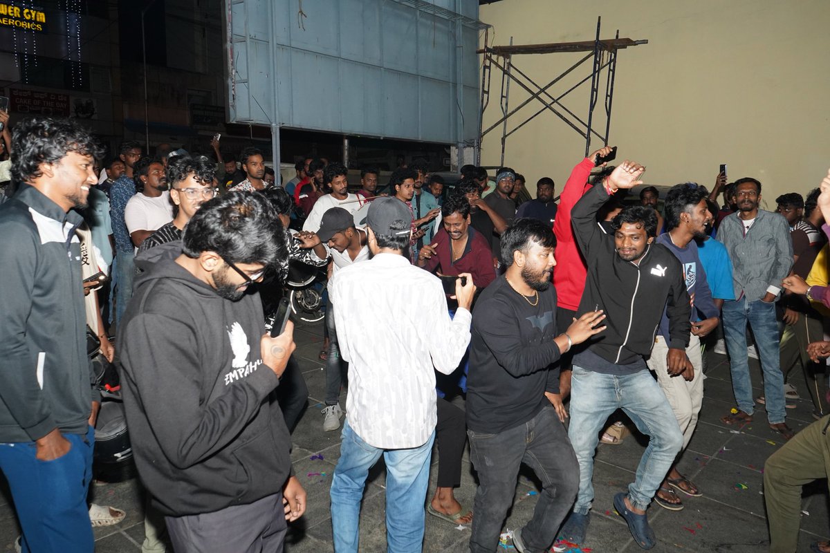 SSFC_Online's tweet photo. @SSFC_Online celebration pics at #AnjaanTheatre 🎬❤️🔥

#Suriya #Karthi #Kanguva #Kanguva2 #KanguvaFDFS #KanguvaDisaster #KanguvaBlockbuster #Suriya44 #Suriya45 https://t.co/EVSWvDc5Dh