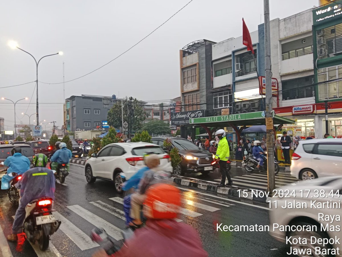17.40 Wib situasi lalin Jl.Raya Kartini Seputaran Jl.Stasiun (Stadela) ramai lancar kedua arah. Petugas Satlantas Polres Metro Depok pengaturan lalin antisipasi kepadatan serta bantu penyebrangan masyarakat. <a href="/NTMCLantasPolri/">KorlantasPolri.Ntmc</a> <a href="/TMCPoldaMetro/">TMC Polda Metro Jaya</a>