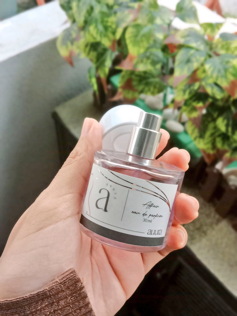 Siapa suka bau fresh fruity, sweet like sugar and icing on cupcake ? 🧁 

For those yang suka bau manis kearah sugary and fresh fruity, tak overpowering, cuba yang ni!

Top notes blood orange, base notes gardenia essence and mid notes honey &amp; patchouli.