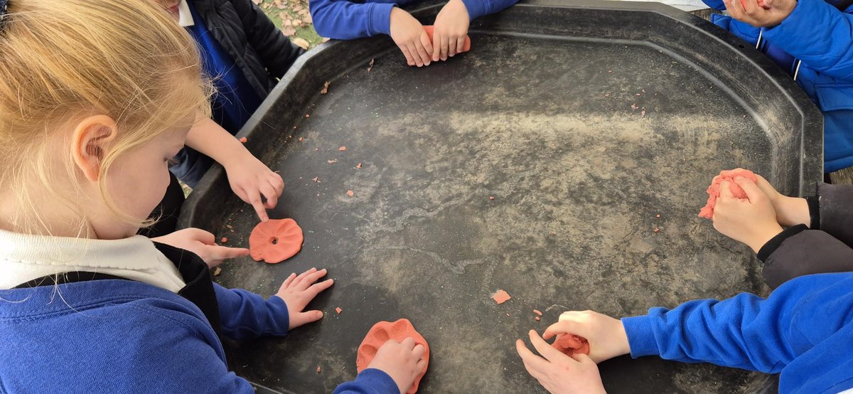 OasisWarndon's tweet photo. In our @OPAL craft zone this week it's been all about Poppies and Pudsey! #OutdoorPlayandLearning #OasisCommunityLearning https://t.co/QasMAj5yFY