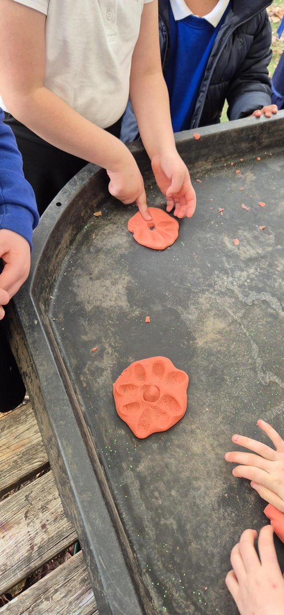 OasisWarndon's tweet photo. In our @OPAL craft zone this week it's been all about Poppies and Pudsey! #OutdoorPlayandLearning #OasisCommunityLearning https://t.co/QasMAj5yFY