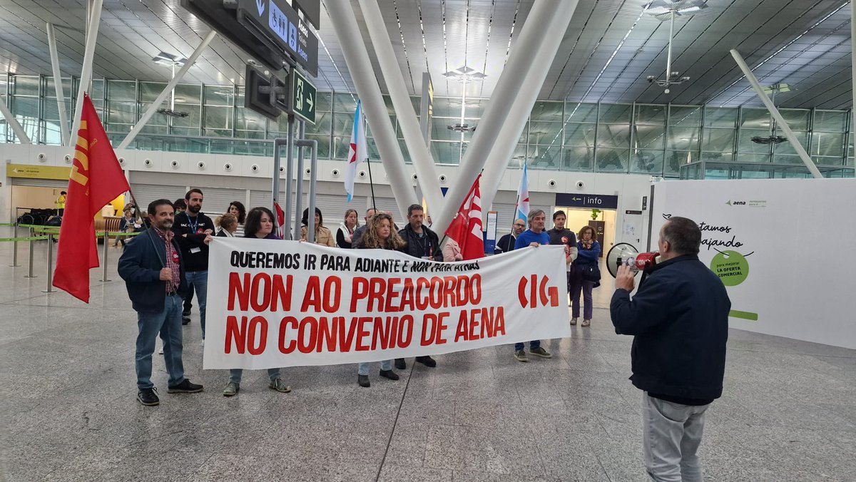 CigAena's tweet photo. Os traballadores do aeroporto de Santiago-Rosalía de Castro ✈️concentranse en contra do preacordo do convenio firmado por CCOO/ UGT coa inaccion d CSPA/ USO https://t.co/Ei2UVXekEm