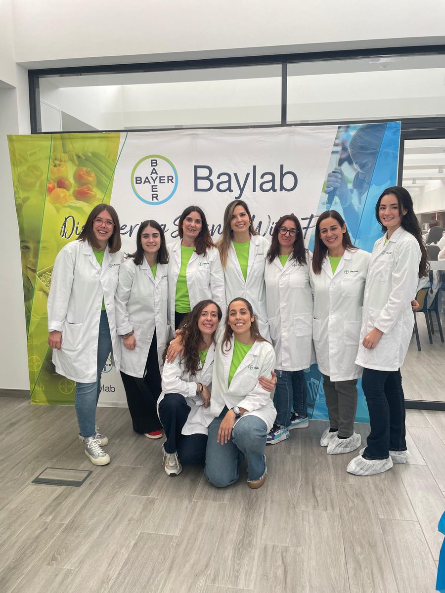 Bayer4CropsES's tweet photo. @SeminisIberia @BayerEspana 👨🌾🔬 Equipo de biología celular en #BayLaB del IES Sabinar. https://t.co/fJlUL2tCL3