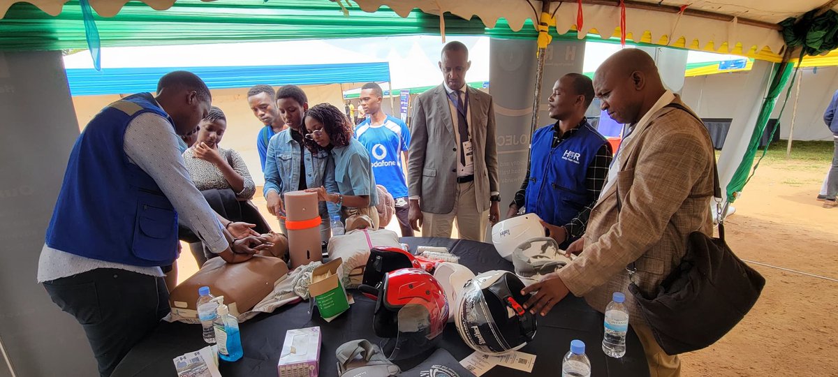 MuhirwaPatty's tweet photo. Today is the final day of the #United4HealthDay exhibition at @UR_CMHS! We're exchanging knowledge about @HealthyPeopleRw's research, health advocacy, and promotion. Let's keep pushing for the safety of road users together! 🚦 #RoadSafety #GlobalHealth #TRANSSAFE #tuwurinde https://t.co/lB1oMqSza8