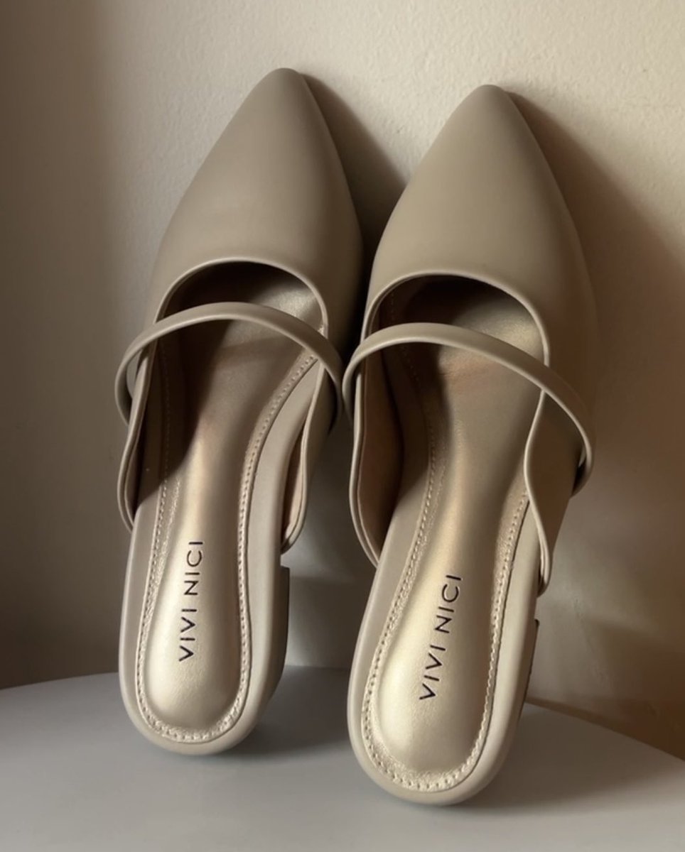 beautales_'s tweet photo. vivi nici tuh udah jadi ✨top of mind✨ kalo ngomongin flat shoes under 200k yang kualitasnya bagus (udah coba yang lain tp zonk mulu 🤡)

look at this pretty lady…. mana empuk juga 😩 https://t.co/lSDgBN5qW7