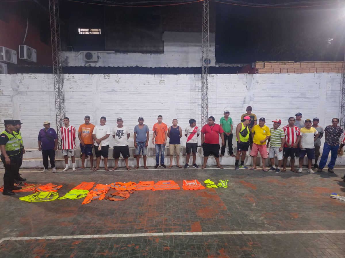 Raulbogarin's tweet photo. 🚨PEDIAN 50 MIL GS. A LOS QUE ESTACIONABAN SUS VEHÍCULOS EN LA CALLE
-23 Cuidacoches fueron demorados por pedir 50 mil. guaraníes a cada persona que estacionaba en la calle.
-El hecho sucedió durante el partido de Paraguay vs. Argentina. https://t.co/BJawWmMO5D