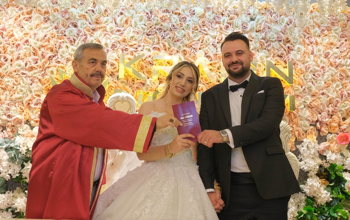 muhdergenel's tweet photo. 𝐌𝐄𝐒𝐋𝐄𝐊𝐓𝐀Ş𝐋𝐀𝐑𝐈𝐌𝐈𝐙𝐀 𝐌𝐔𝐓𝐋𝐔𝐋𝐔𝐊𝐋𝐀𝐑 𝐃İ𝐋İ𝐘𝐎𝐑𝐔𝐙
Gazeteciler Gizem Başar ve Kerim Cengil düzenlenen törenle dünyaevine girdi. MUH-DER  olarak dünya evine giren çiftimize bir ömür boyu mutluluklar diliyoruz. @KerimCengil @gizembasargb https://t.co/r3OdalL0Ni