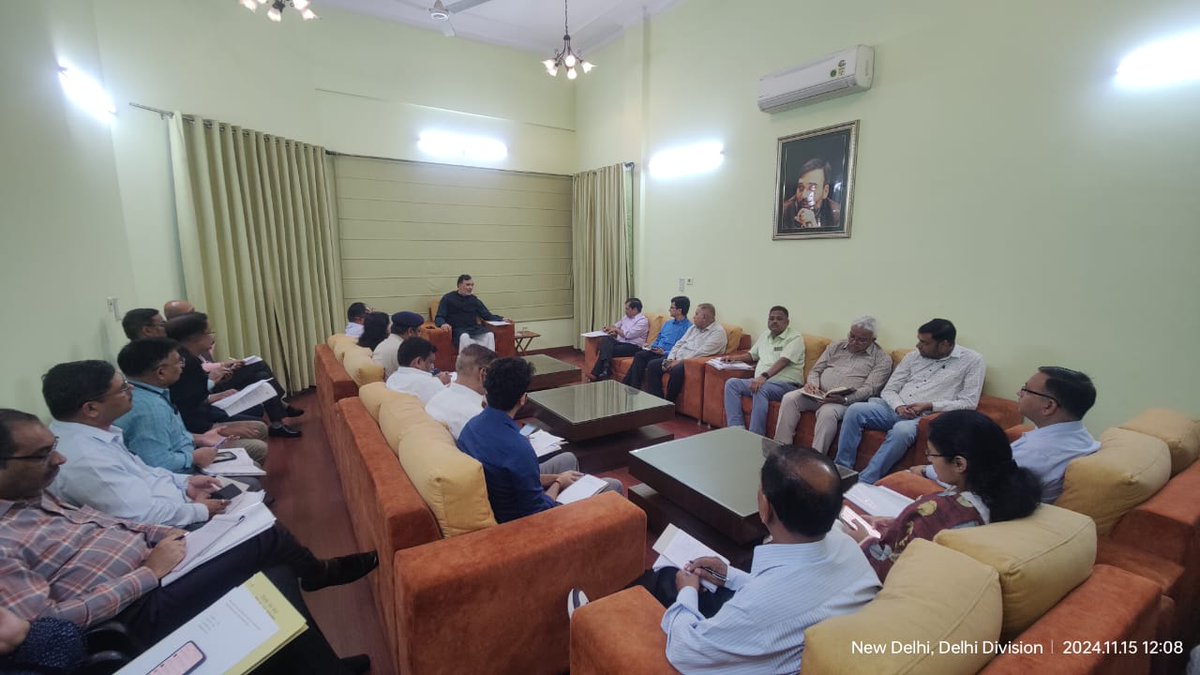 AapKaGopalRai's tweet photo. दिल्ली में बढ़ रहे प्रदूषण को देखते हुए आज से दिल्ली सरकार ने GRAP-3 लागु कर दिया है, इसके बेहतर कार्यान्वयन के लिए सभी संबंधित विभागों के साथ उच्चस्तरीय बैठक की। 

दिल्ली में हो रहे निर्माण एवं विध्वंस कार्यों पर रोक लगाई गई एवं BS-3 पेट्रोल और BS-4 डीजल के वाहनों पर रोक लगाई गई है साथ ही पूरी दिल्ली में सघन तरीके से पानी के छिड़काव करने के निर्देश दिए।