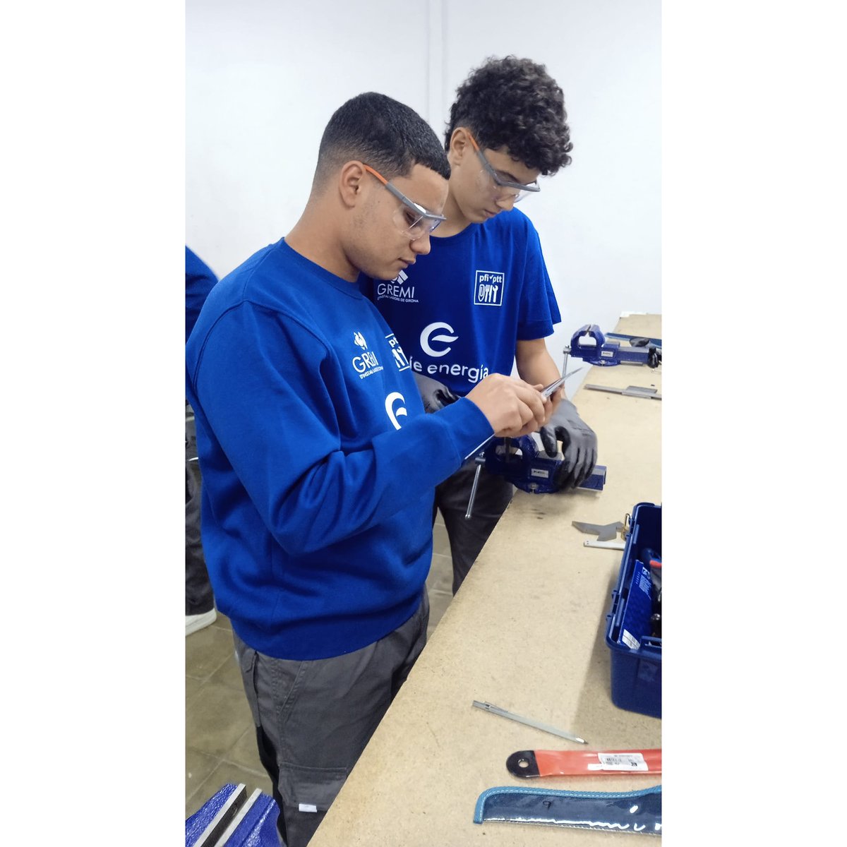 GarrotxaPtt's tweet photo. 🎉Avui els alumnes del perfil de Fontaneria, Calefacció i Climatització🔧 hem rebut la roba de treball patrocinada pel @GIGFormacio i @fenieenergia🍃

Gràcies a aquesta col•laboració podrem destinar més recursos econòmics a la compra de nou material💪🏽💯.

#SomPTTSomFutur https://t.co/zoUcYCMjQf