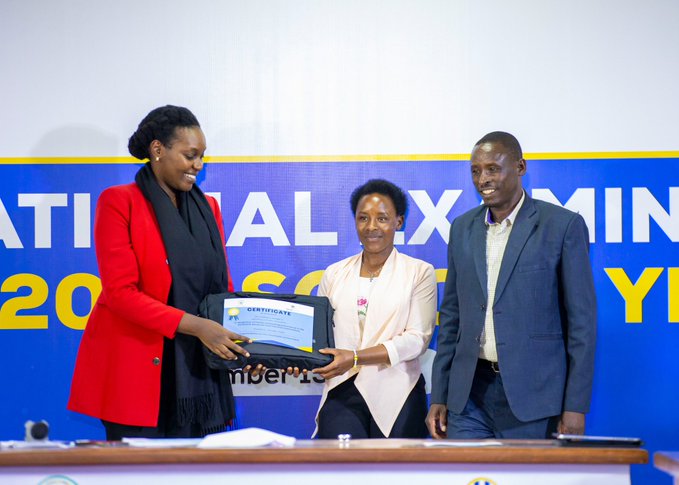 RADIOSALUS1's tweet photo. "Mwambabariye mukabiha amashyi ariko"- State Minister muri @Rwanda_Edu, @ClaudetteIrere yashimiye abanyeshuri batsinze neza ibizamini bya Leta bisoza ayisumbuye, abatangariza ko hari #buruse 50 zagenewe abaziga muri @Uni_Rwanda  no muri @RwandaPolytec.
#SalusAmakuru https://t.co/pglBvMip0j