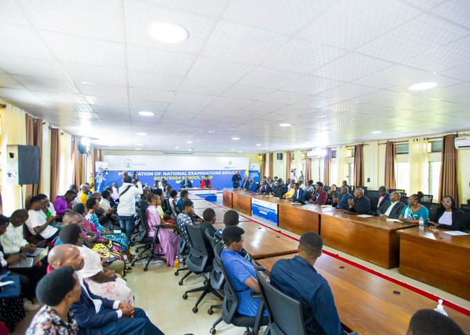 RADIOSALUS1's tweet photo. "Mwambabariye mukabiha amashyi ariko"- State Minister muri @Rwanda_Edu, @ClaudetteIrere yashimiye abanyeshuri batsinze neza ibizamini bya Leta bisoza ayisumbuye, abatangariza ko hari #buruse 50 zagenewe abaziga muri @Uni_Rwanda  no muri @RwandaPolytec.
#SalusAmakuru https://t.co/pglBvMip0j