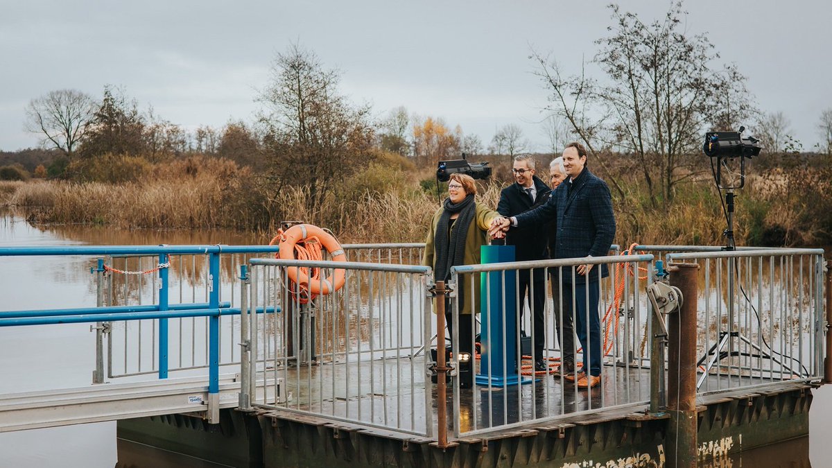 Gisteren markeerden we de start van de hermeandering van De Lende en zetten we de hydraulische pomp symbolisch aan. Door de oorspronkelijke kronkelingen terug te brengen, geven we de natuur in het beekdal weer volop de ruimte 🏞️ itfryskegea.nl/hermeandering-…

#ItFryskeGea #Lendevallei