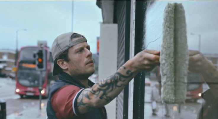 창(窓) 안은 꼭 아늑할 것만 같지. 창문 청소부인 시한부 아빠가 네살 된 아들이 아늑하게 살아갈 수 있도록 길러줄 부모를 찾는 이야기 영화 #노웨어...