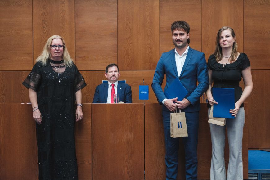 Absolventi doktorského studia a jejich školitelé získali Cenu prorektorky MU za akademický rok 2023/2024!🏆

Mgr. Pavel Ostrý, Ph.D. 
Mgr. Felizardo Armando Muianga, Ph.D.
Mgr. Miroslav Jurčík, Ph.D.

Slavnostní předání proběhlo 7. listopadu ve Velké aule Karla Engliše.