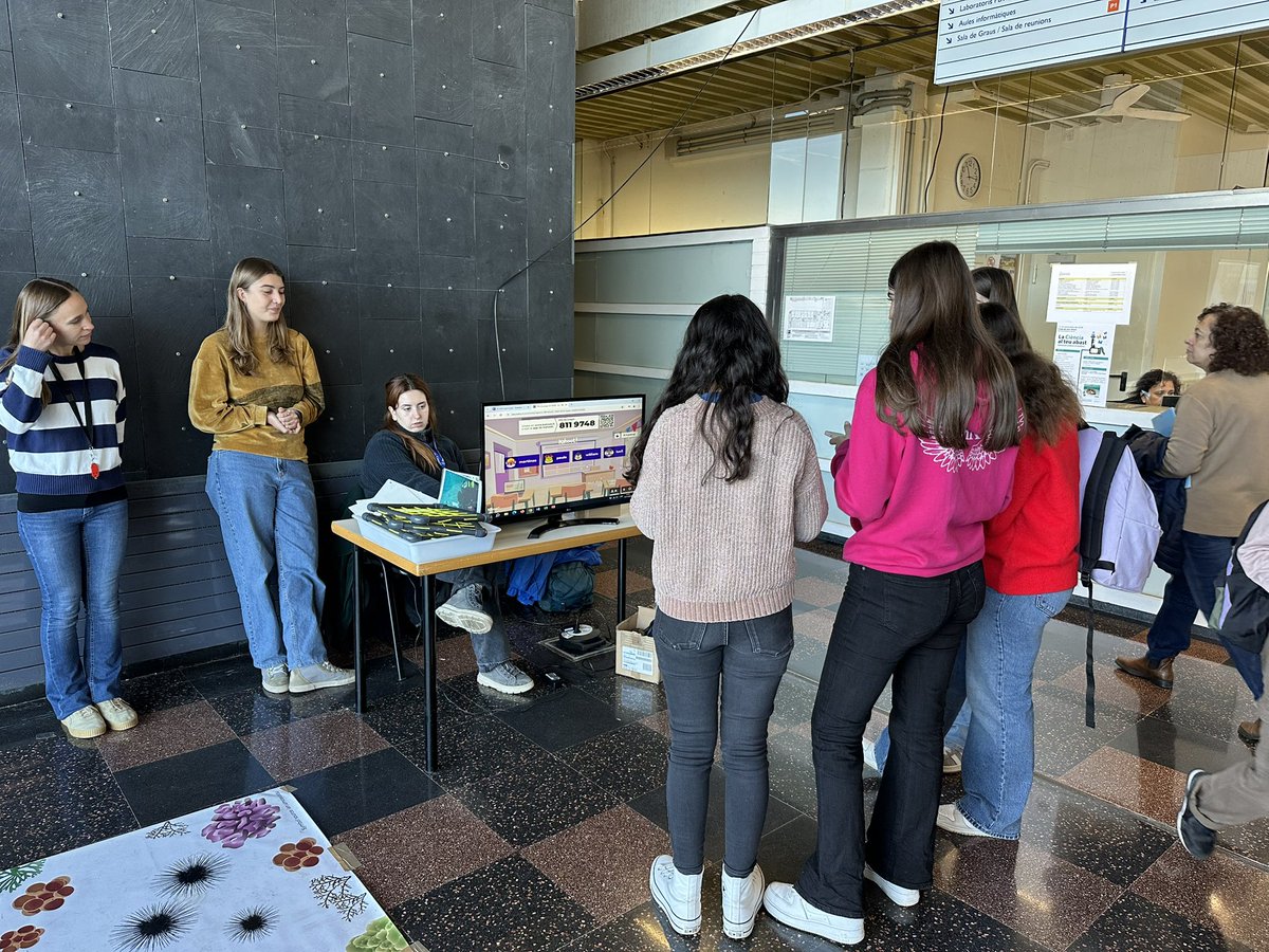 Marine Forest (@marineforest_) on Twitter photo En celebració de la Diada de Sant Albert, patró dels estudiants, la <a href="/univgirona/">Universitat de Girona</a> organitza tallers per apropar les línies de recerca que té a l'alumnat de secundària dels voltants.
I nosaltres hi som fent un taller de recompte i mostreig d'algues! 🪸🤿
#divulgaciócientífica En celebració de la Diada de Sant Albert, patró dels estudiants, la <a href="/univgirona/">Universitat de Girona</a> organitza tallers per apropar les línies de recerca que té a l'alumnat de secundària dels voltants.
I nosaltres hi som fent un taller de recompte i mostreig d'algues! 🪸🤿
#divulgaciócientífica