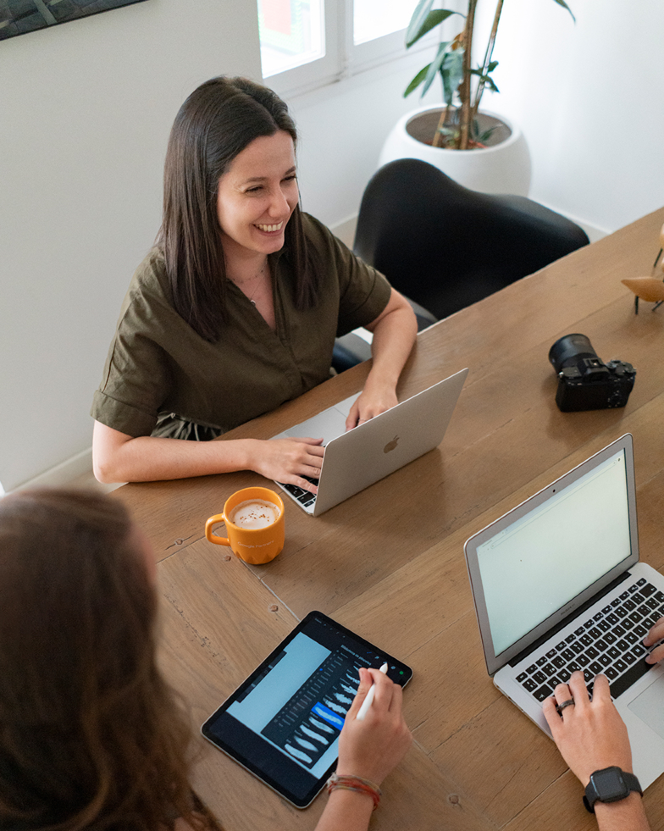 El material audiovisual no es solo una opción, es una necesidad en el mundo digital. 

Una imagen o un buen vídeo tiene el poder de comunicar más en segundos que cualquier texto. Es la forma más efectiva de conectar, emocionar y contar tu historia. 

No lo subestimes 😉📸