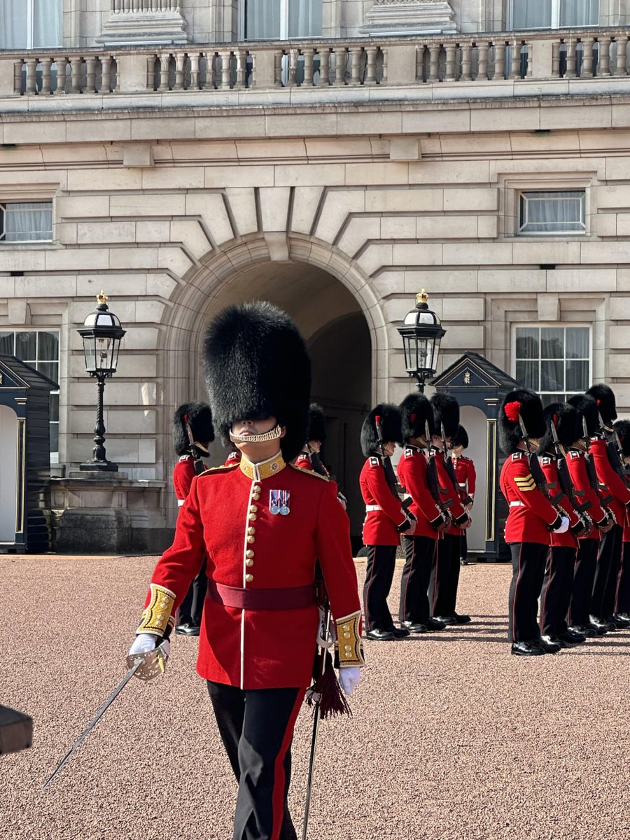NameKenna1393's tweet photo. I really like the first photo, street art, he must have a lot of love in his heart, this man must miss his girlfriend.🫶🫶 https://t.co/ZZb8Ys31DZ