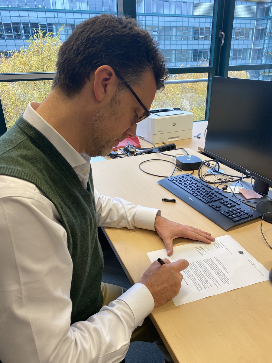 robinwagener's tweet image. „Feldpost ist die Munition für die Moral der Truppe.“

Die Logistikübung "BLUE BISON" der @bundeswehrInfo probt die Feldpostversorgung im Fall einer Landes- oder Bündnisverteidigung. Auch ihr könnt Teil der Übung werden. Schreibt einen Brief an die #Feldpost.👇🏼

Ich hab das