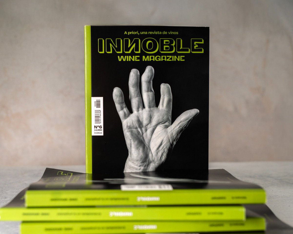 En iNNoble sabemos que el secreto está en las manos. Queremos dar las gracias a Pepe do Bufo -viticultor- por prestarnos la suya. 
Esta portada nos permita meternos con quienes discuten sobre el tema viña teniendo todas las falanges de la mano en regla.