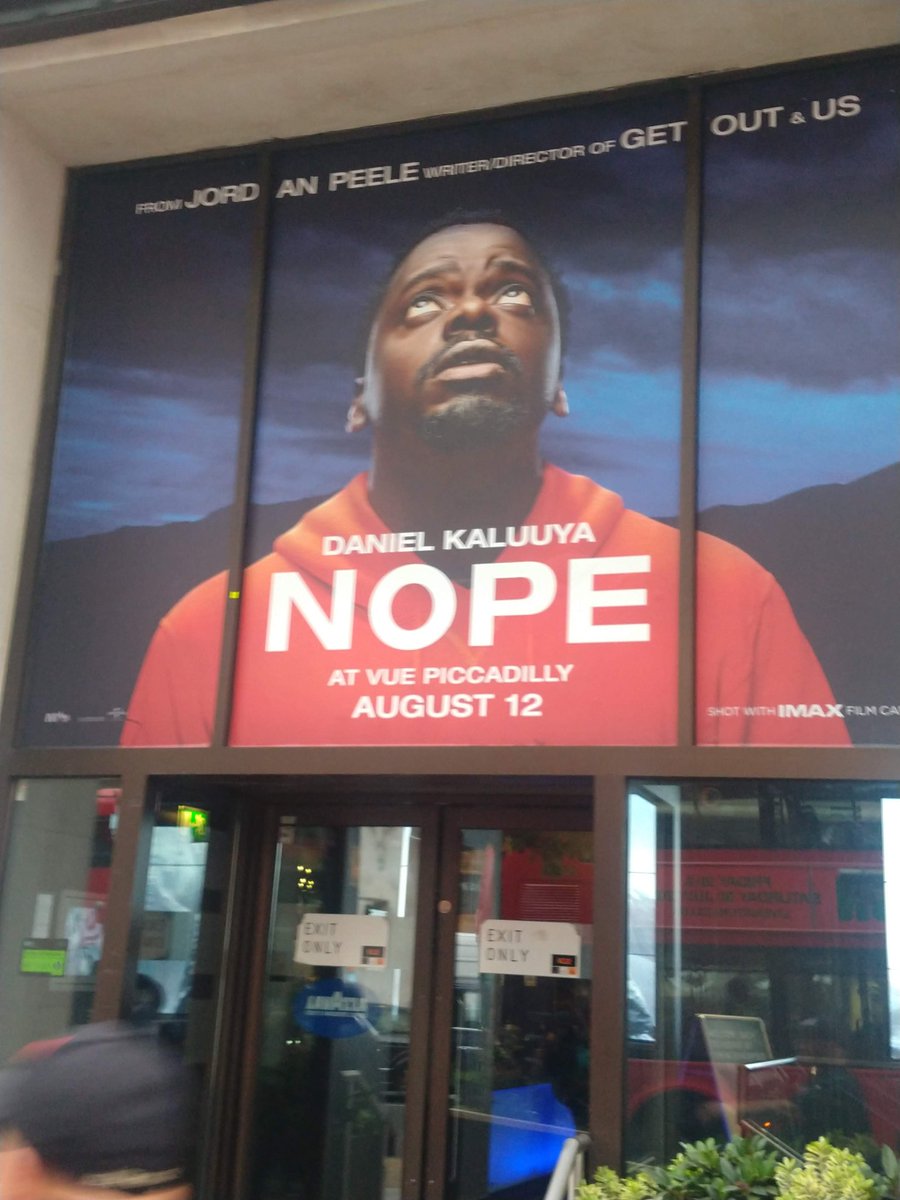 <a href="/webbpodcast/">WEBBTERTAINMENT 🎙</a> <a href="/JordanPeele/">Jordan Peele</a> Qué excelente conversación! 
Cuánto profesionalismo. 
Qué interesante análisis.
Necesito volver a verla ya mismo.
Aquí póster en Londres la primera vez que ví su existencia. Estaba de viaje de estudios con mis alumnos. 
Gracias! Saludos desde Argentina 👋💕