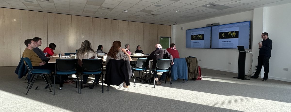 malcolmacaulay's tweet photo. Thanks to all for an enjoyable @DaffDNA Workshop held @JamesHuttonInst with talks from @SLDuce, @UoD_DAG and @nanopore flow cell loading practical. #daffdna #STEM #partnershipgrants @royalsociety https://t.co/n40u9etFYp