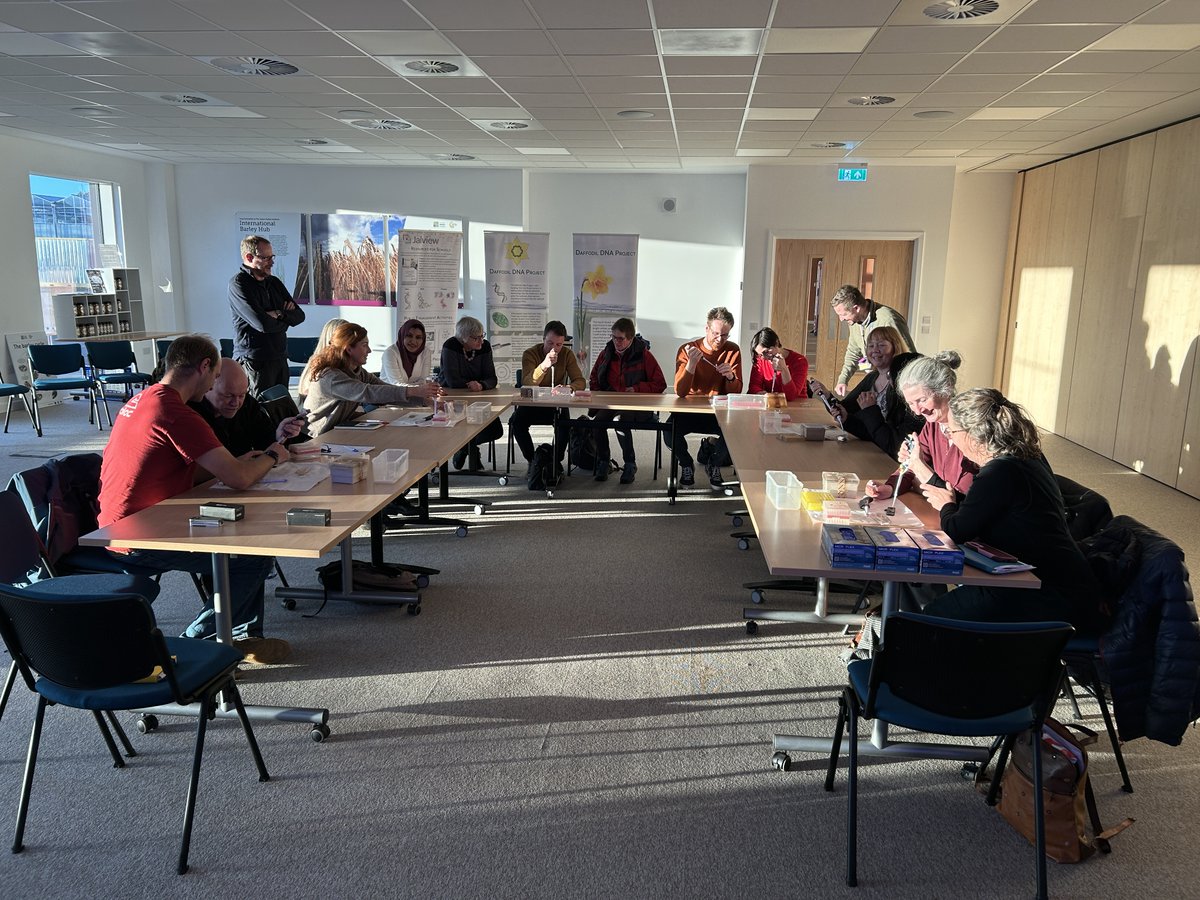 Malcolm Macaulay (@malcolmacaulay) on Twitter photo Thanks to all for an enjoyable <a href="/DaffDNA/">The Daffodil DNA Project</a> Workshop held <a href="/JamesHuttonInst/">James Hutton Institute</a> with talks from @SLDuce, <a href="/UoD_DAG/">UoD Bioinformatics/Data Analysis Group</a> and <a href="/nanopore/">Oxford Nanopore</a> flow cell loading practical. #daffdna #STEM #partnershipgrants <a href="/royalsociety/">The Royal Society</a> Thanks to all for an enjoyable <a href="/DaffDNA/">The Daffodil DNA Project</a> Workshop held <a href="/JamesHuttonInst/">James Hutton Institute</a> with talks from @SLDuce, <a href="/UoD_DAG/">UoD Bioinformatics/Data Analysis Group</a> and <a href="/nanopore/">Oxford Nanopore</a> flow cell loading practical. #daffdna #STEM #partnershipgrants <a href="/royalsociety/">The Royal Society</a>