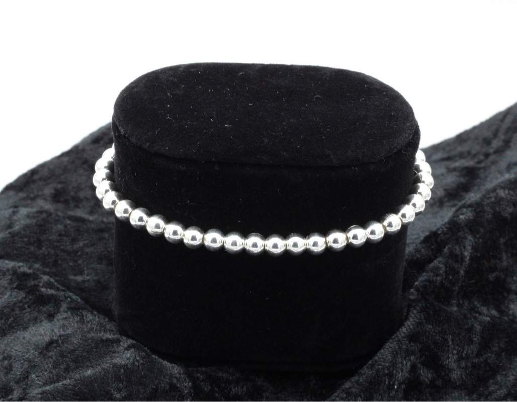 SilverLadyGB's tweet photo. Hello my lovely Customers I just wanted to say we have an extensive range of Bracelets and Chains for both sexes here at Silver Lady. Here are just two, Beautiful Ball Bracelet and a Mans flat Bora style Bracelet ,quality Crafted in 925 sterling Silver ,Both available on line . https://t.co/LqFKHM8Vzy