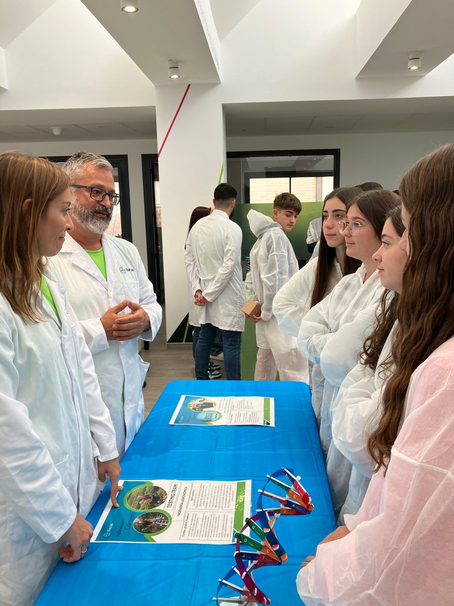 Bayer4CropsES's tweet photo. 📍💡 Marketplace en #BayLab donde nuestros expertos orientan profesionalmente en las diferentes disciplinas STEM. https://t.co/QyXLjZdIr1
