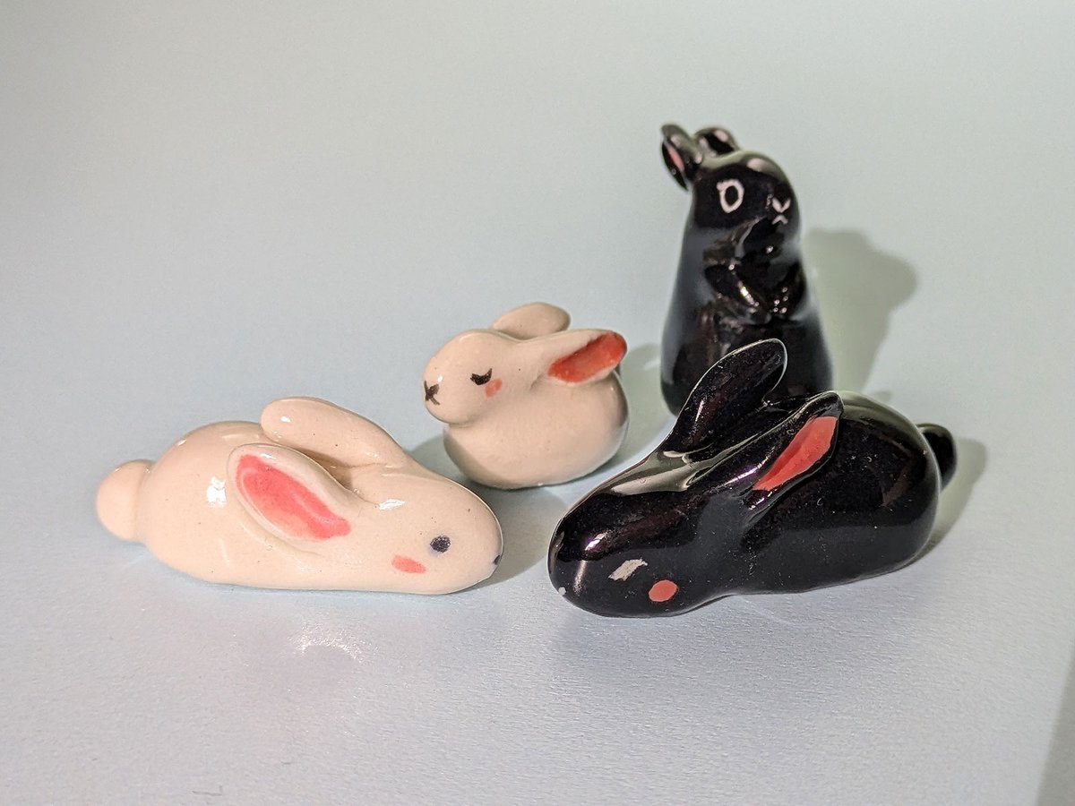 「I have a few bunnies available here  」|Kness 🐬のイラスト