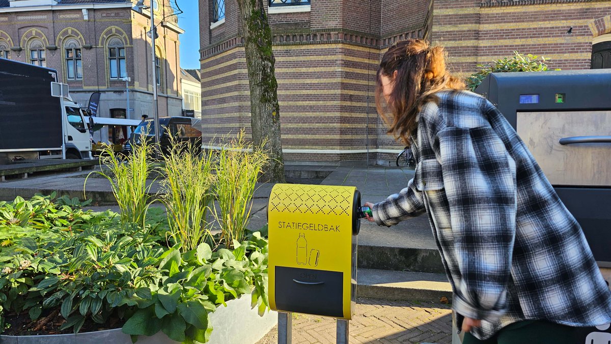 Op diverse plekken staan nu Statiegeldbakken. Hierin kun je onderweg lege flesjes en blikjes inleveren♻️. De Statiegeldbak heeft een handige opening om de flesjes en blikjes er uit te halen. Statiegeldverzamelaars hoeven niet meer met de handen in de prullenbakken🗑️🫳.