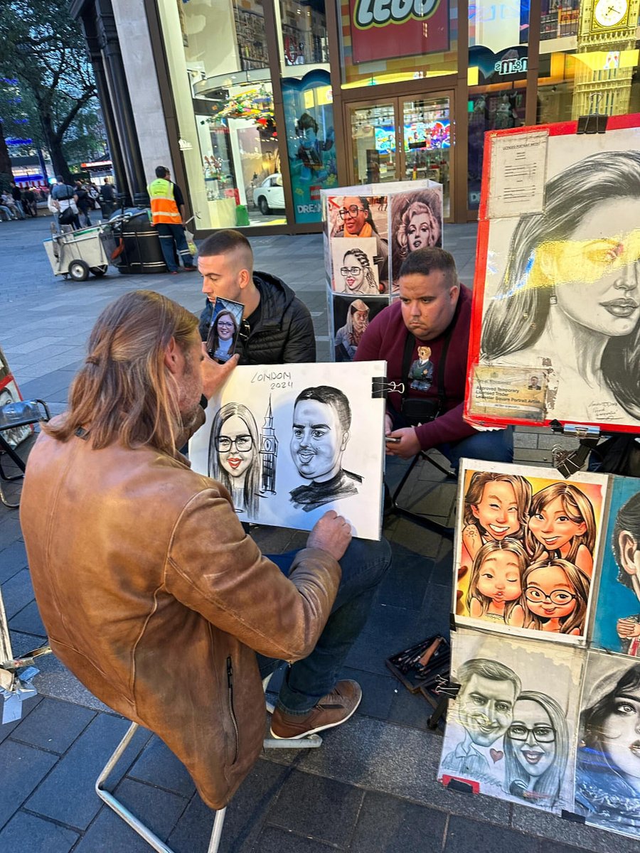 arnelvalete's tweet photo. I really like the first photo, street art, he must have a lot of love in his heart, this man must miss his girlfriend.🫶🫶 https://t.co/r2i2eGcyLk