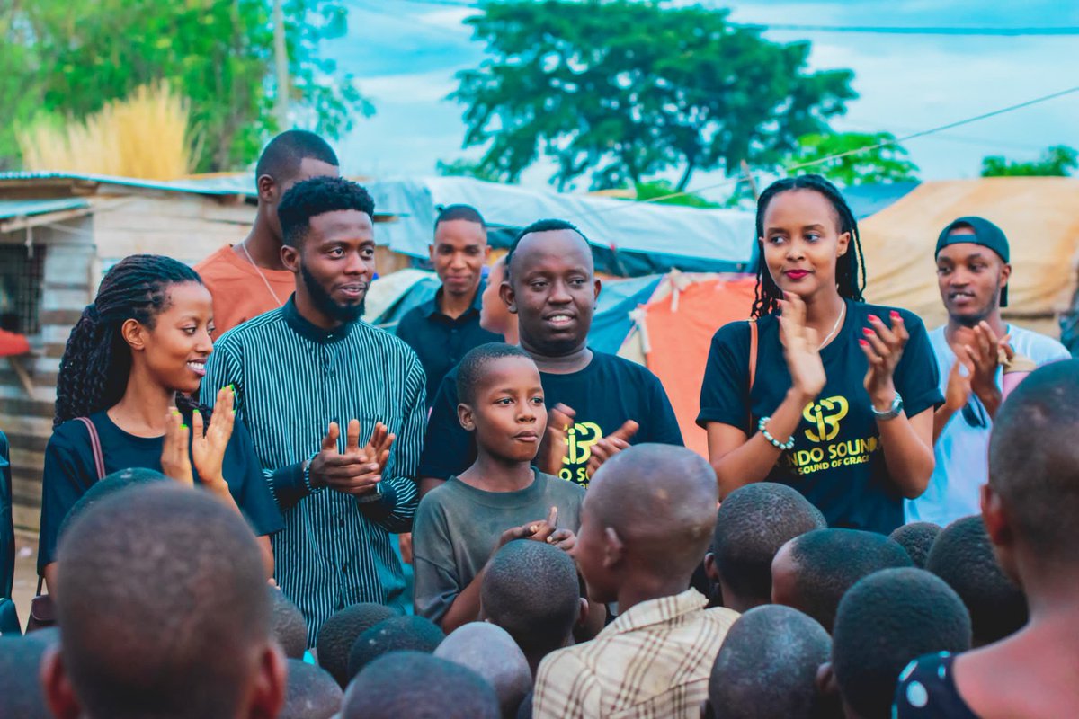 Maniabaegirl's tweet image. @ipendo_sound yarifadikanije na Ndi Inyishu mu gushika ku miryango yahuye n'ibibazo mu gatumba

Abana bararonkejwe imipira y'imbeho,umuryango umwemwe uraronka ihema hamwe n'utundi twa nkenerwa

ndabibutsa ko tickets z'igiteramo zimaze gushoka kizoba le 15/12  muri #LifeCenter 🥳