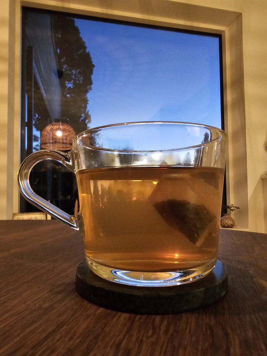 Et_smartere_liv's tweet image. Det drikkes te. Himmelen blåner utenfor. "God Natt, Oslo" på øret. Fin start på (fri)dagen* 🌅

Takk for tips om koffein og #bipolar, @Kennethuteliv.

Rart med det, sier egentlig seg selv når man tenker seg om. Men det er det jo ikke alltid man gjør. Fint med brødre som kan tenke