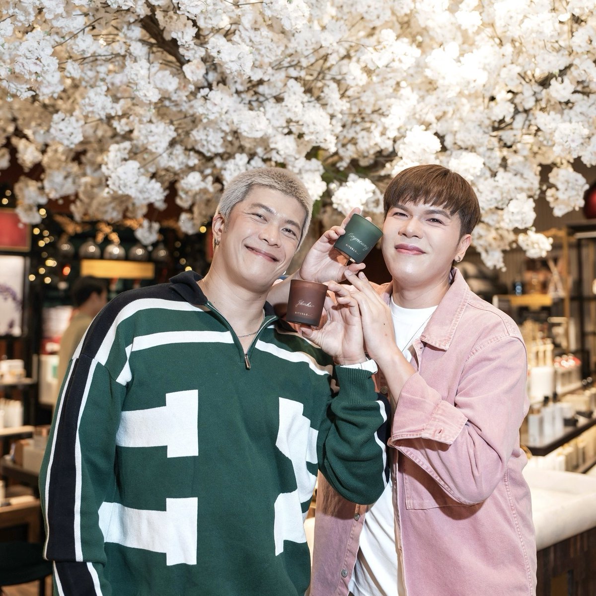 noyneungmakeup's tweet photo. หูยย ร้านสวยอะไรขนาดนั้น!! 🥰 Rituals Cosmetics ทั้งผลิตภัณฑ์ดูแลผิวหน้า, ผิวกาย,น้ำหอมและเครื่องหอมในบ้าน ✨ ช่วงนี้เค้ามี Holidays Gift Sets ด้วย แอบบอกว่า The Ritual of Sakura คือหอมมาก!! ❤️ ไปลองกัน #RitualsThailand #HolidayGifts #MakeEveryMomentMatter https://t.co/XQBeHwUjmC